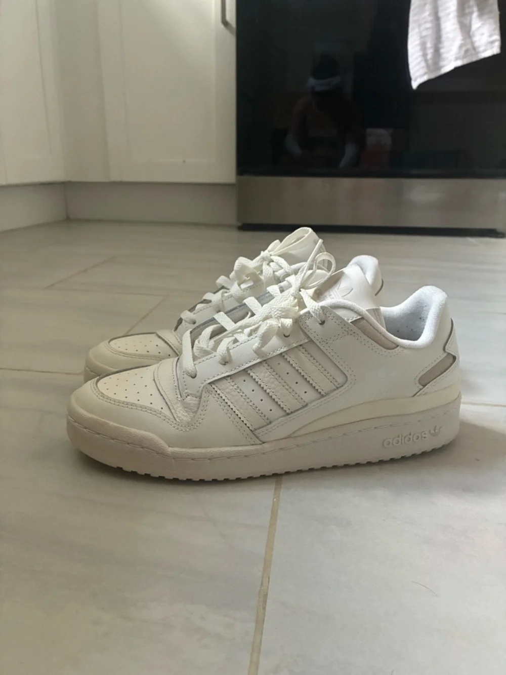 adidas forum low CL Men’s shoe (size 8.5)